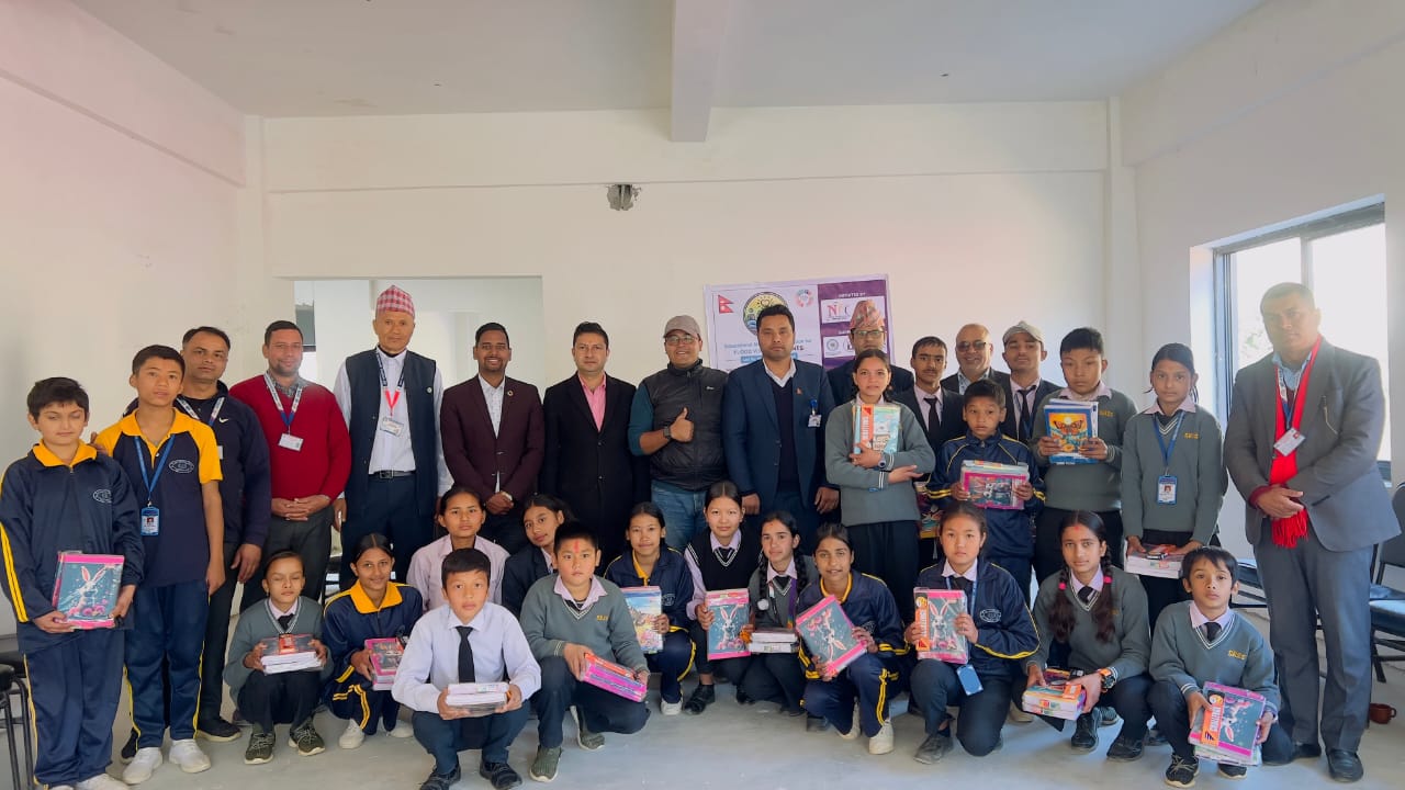 रोशी बाढीपीडित बिद्यार्थीलाई शैक्षिक सामाग्रीहरु वितरण