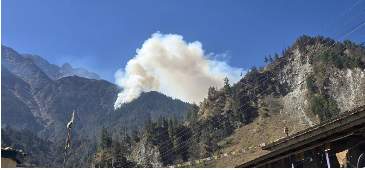 मनाङमा शुक्रबार बेलुकीदेखि लागेको आगो अझै निभेन