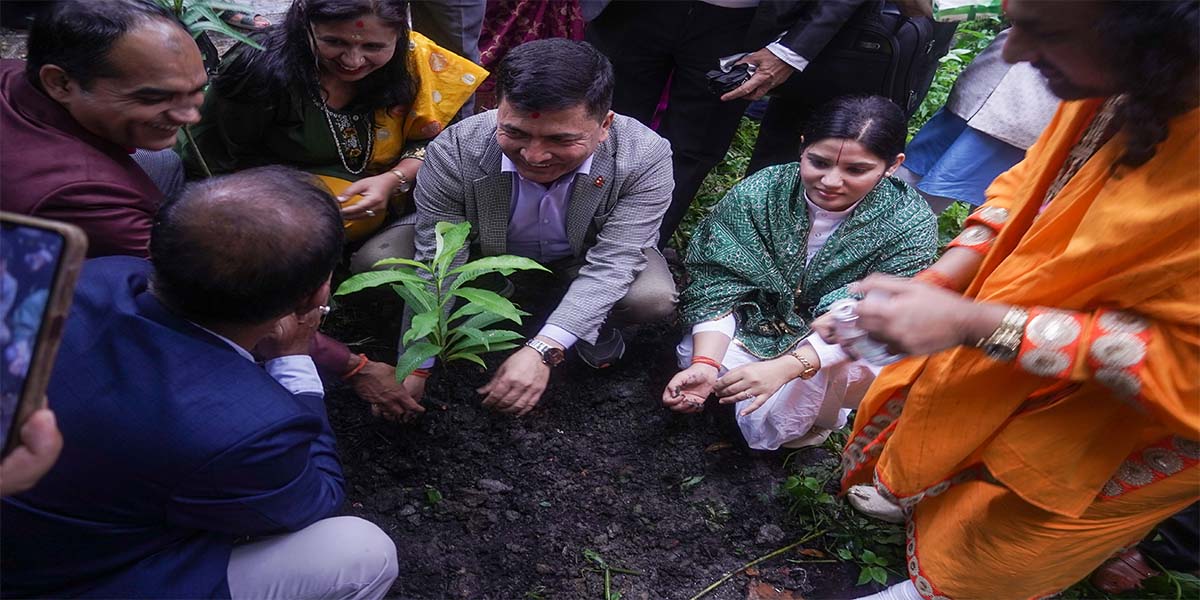 भण्डारखालमा वृक्षारोपण, मुख्यसचिवदेखि कलाकारसम्मको सहभागिता