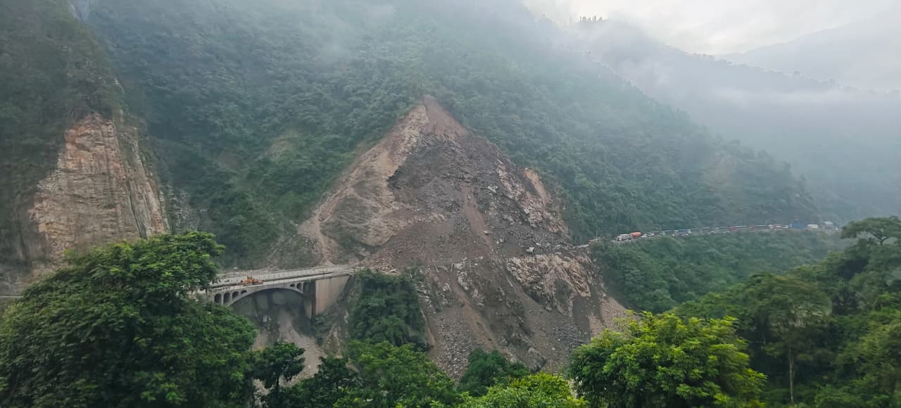 मुग्लिन नारायणघाट सडकखण्डको पहिरो पन्छाउने काम सुरु, वैकल्पिक सडक प्रयोग गर्न अनुरोध