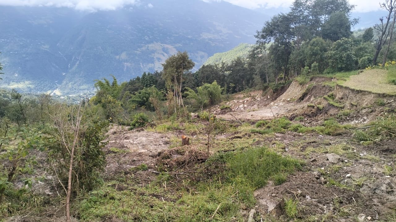 दोलखाको झुलेमा ६ घर पहिरोको जोखिममा, ४६ जना प्रभावित